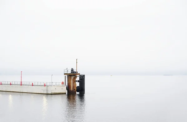 Pier med varningsljus för båtar till sjöss — Stockfoto