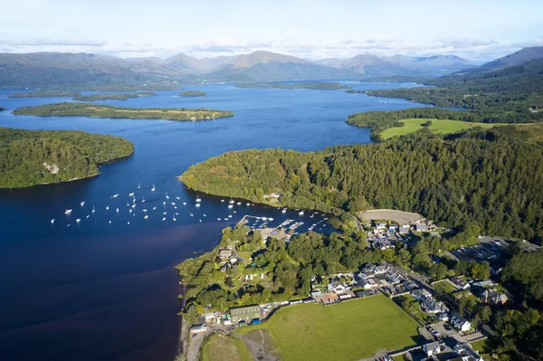 Lomond Gölü 'ndeki Balmaha İskoç köyünün hava manzarası