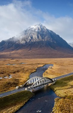 A82 karayolu ve köprüsünün sonbahar manzarası boyunca Buachaille Etive Mor havası