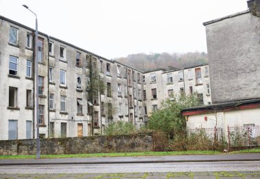Port Glasgow 'da sosyal yardım sorunları olan fakir gecekondu mahallesindeki kimsesizler konağı.