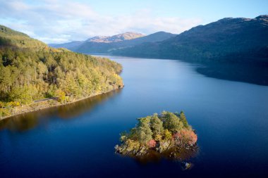 Tarbet yakınlarında güneş doğarken Lomond Gölü hava manzarası