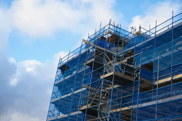 Ställningsställning som omger husrenovering för säker åtkomst till renoveringshöjd — Stockfoto