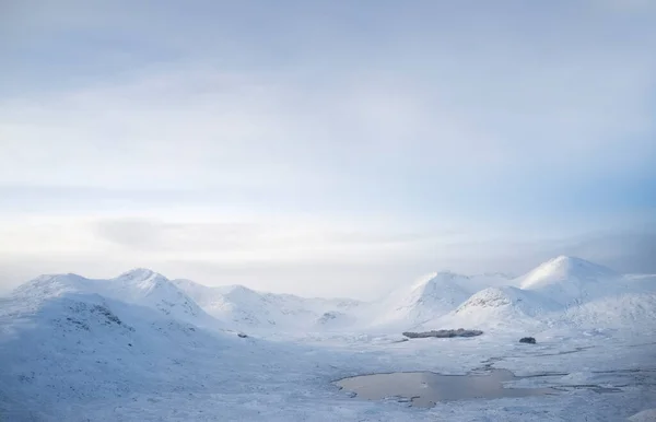 라울치무어와 검은 산 겨울 하늘을 배경으로 눈으로 덮여 있는 모습 — 스톡 사진