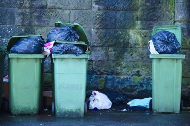 Yerleşim bölgesinde çöp ve çöp torbaları uçuşuyor.