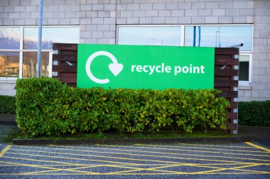 Okul otoparkında geri dönüşüm noktası işareti