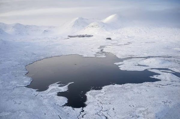 Rannoch Moor i Czarna Góra pokryte śniegiem podczas zimowego widoku z powietrza — Zdjęcie stockowe