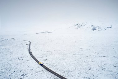 Rannoch Moor ve Black Mount boyunca kış boyunca A82 yolunun havadan görünüşü karla kaplıydı.