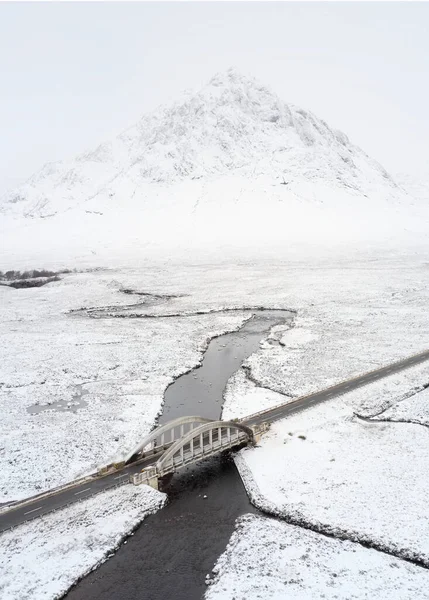 Buachaille Etive Mor coberto de neve durante a vista aérea de inverno — Fotografia de Stock