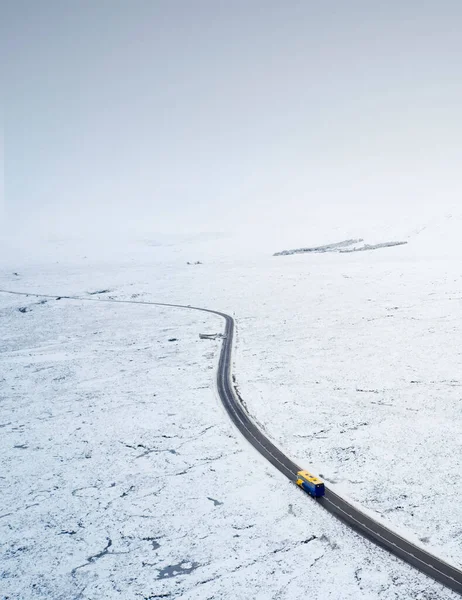 Flygfoto över A82 väg genom Rannoch Moor och Black Mount täckt av snö under vintern — Stockfoto