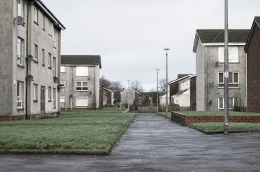 Port Glasgow 'da sosyal yardım sorunları olan fakir gecekondu mahallesindeki kimsesizler konağı.