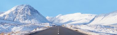 Buachaille Etive Mor ve kış boyunca karla kaplı boş yollar