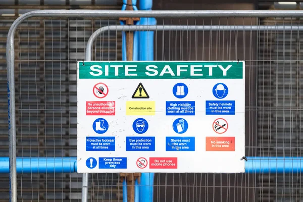 Bouw site gezondheid en veiligheid bericht regels bord bewegwijzering op hek grens — Stockfoto