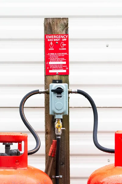 Gasolflaskor med hög brandrisk vid husvagnsparkering — Stockfoto