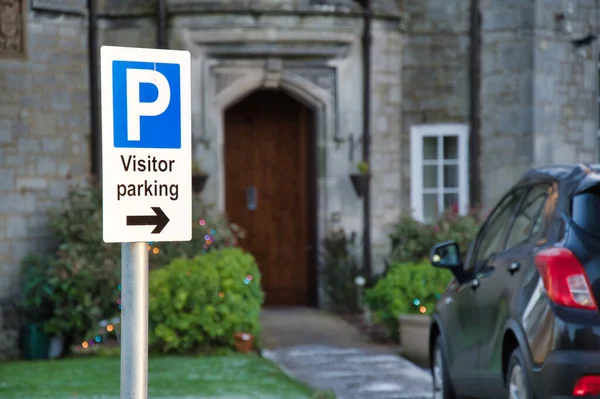 Parking dla gości na prywatnym parkingu biurowym — Zdjęcie stockowe