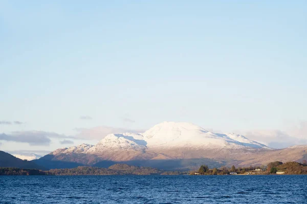 Ben Lomond从冬季的湖中看到了山顶上的雪 — 图库照片