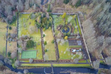 Viktorya dönemi eski bahçe ve tenis kortu özel alanlarda