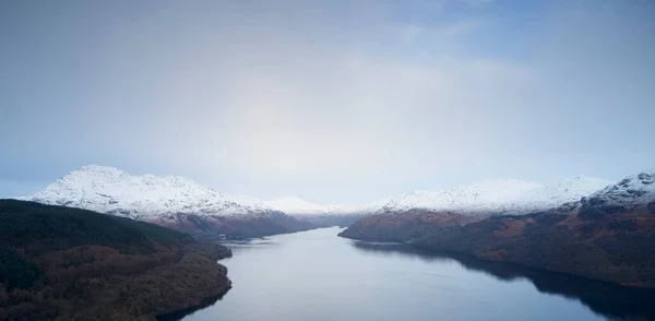 Mindfulness calma vista aérea desde arriba Loch Lomond al amanecer en Escocia — Foto de Stock