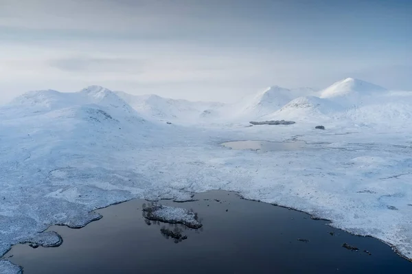 Rannoch Moor et Black Mount recouverts de neige pendant l'hiver vue aérienne — Photo