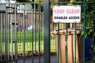 Özel mülk park etmek yasak. Kırmızı büyük işaret.