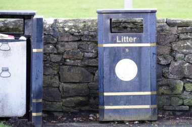 Kamu alanındaki çöpler için siyah çöp kutusu