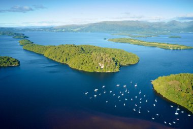 Lomond Gölü 'ndeki Balmaha İskoç köyünün hava manzarası