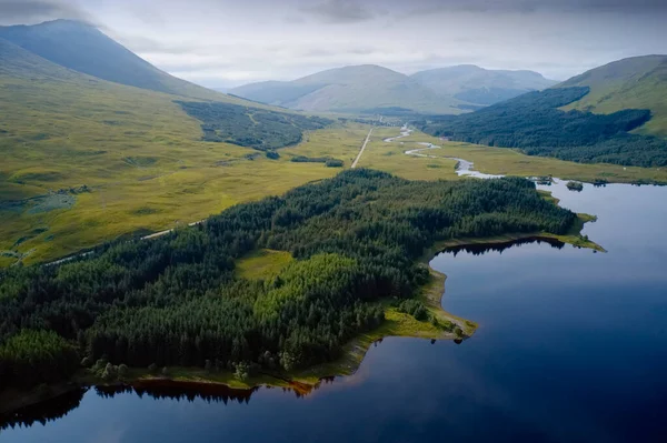 Loch Tay aerial view during summer and mountains in Perthshire — Stock Photo, Image