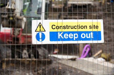 İnşaat alanı sağlık ve güvenlik mesajı kuralları çit sınırında pano tabelasını imzaladı