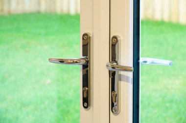 Hüzünlü umutsuzluk durumundaki doktor covid-19 koronavirüs salgını sırasında kendini çaresiz ve depresyonda hissediyor.