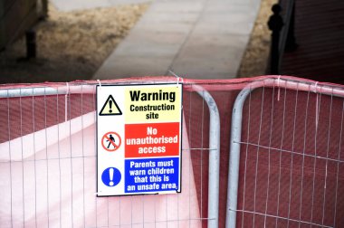 İnşaat alanı sağlık ve güvenlik mesajı kuralları çit sınırında pano tabelasını imzaladı