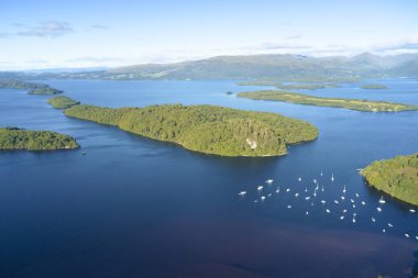 Lomond Gölü 'ndeki Balmaha İskoç köyünün hava manzarası