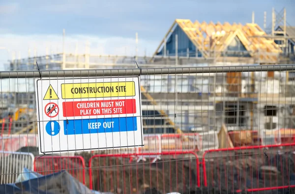 İnşaat alanı sağlık ve güvenlik mesajı kuralları çit sınırında pano tabelasını imzaladı