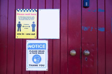 Sosyal mesafeli tabela müşterileri saygı duymalı ve güvende kalmalı.