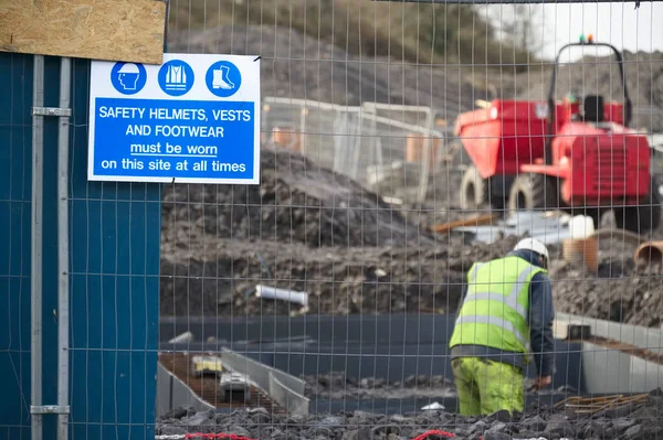 İnşaat alanı sağlık ve güvenlik mesajı kuralları çit sınırında pano tabelasını imzaladı