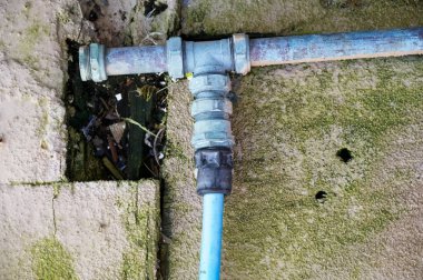 Plastik mavi boru ve bakır bağlantı tişörtü