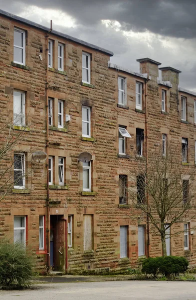 Derelict raadhuis in arme woonwijk sloppenwijk met veel sociale problemen in Port Glasgow — Stockfoto