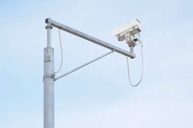 Gökyüzündeki CCTV kamerası sokaktan insanları izliyor.