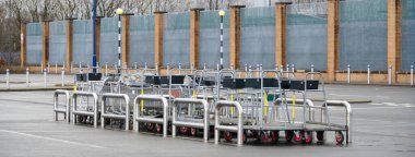 Covid-19 nedeniyle kapalı araba parkında alışveriş grubu boşalmış.