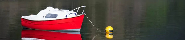 Single red boat alone on lake during summer — Stock Photo, Image