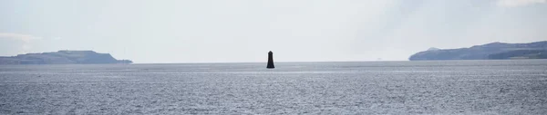 Один маяк памятование пустой фон с океаном и чистым небом — стоковое фото