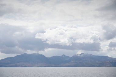 Arran, Bute Adası 'ndaki Rothesay' dan kara bulutların altında görüldü.