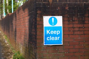 Özel mülkiyet duvarında açık tabela tutun