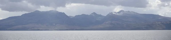 Arran visto desde Rothesay en Isla de Bute bajo nubes oscuras —  Fotos de Stock
