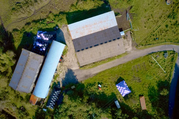 Edificios de granjas y corrales en el campo rural vista aérea desde arriba — Foto de Stock