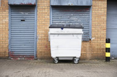 Sığınma tahsilatı için Wheelie bin atlama sırası