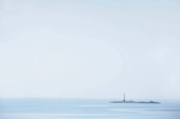 Único farol mindfulness fundo vazio com oceano e céu em branco — Fotografia de Stock