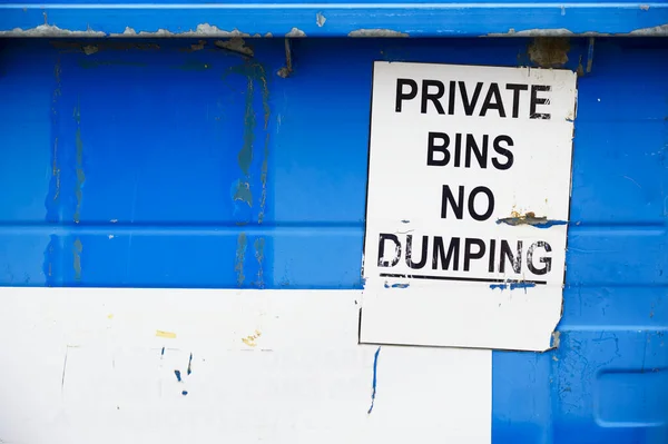 Caixas privadas sem sinal de dumping no salto azul — Fotografia de Stock
