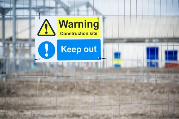 Bouw site gezondheid en veiligheid bericht regels bord bewegwijzering op hek grens — Stockfoto