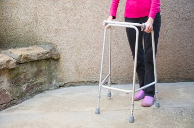 Evin içinde yürüyen iskeleti olan yaşlı biri.