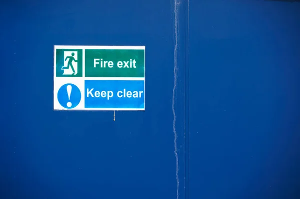 Brandwerende uitgang vrij bordje op bouwplaats deur — Stockfoto