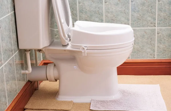 Toilette mit Höhenverlängerung für behinderte Senioren im Haus — Stockfoto